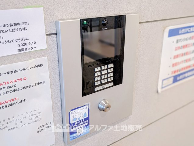 レガリアのエントランス|【Intercom】◆来訪者を確認できる設備◆
玄関を開ける前に来訪者を確認できるインターホン。毎日の暮らしに安心感をプラスしてくれる設備です。