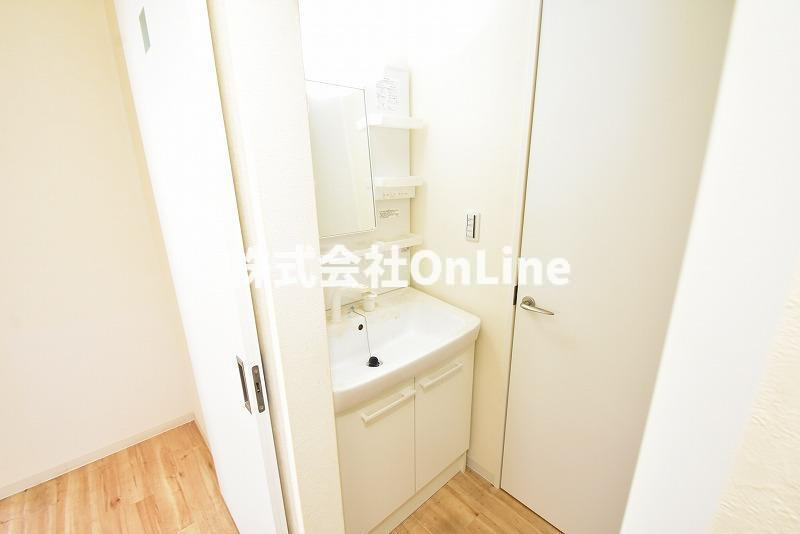 八尾市郡川５丁目のアパートの独立洗面台