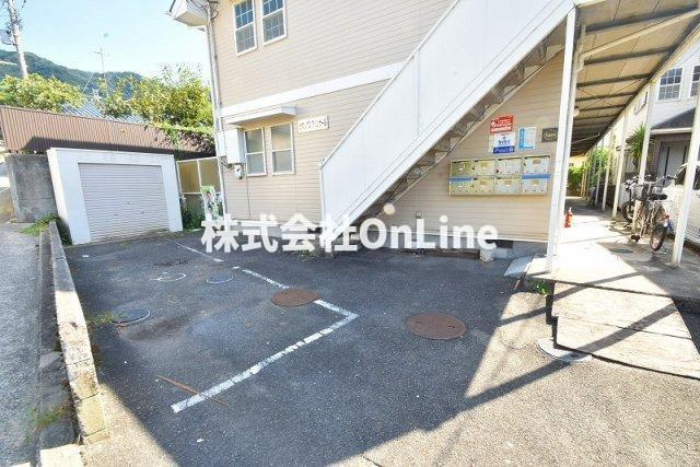 八尾市郡川５丁目のアパートの駐車場