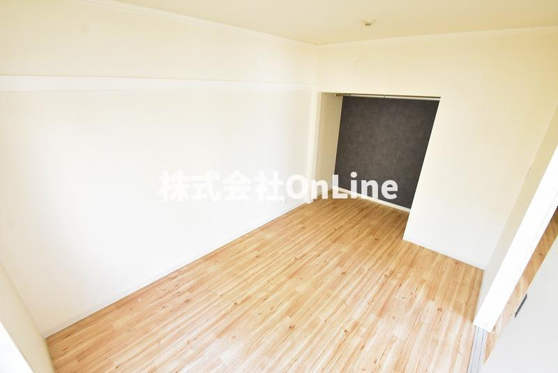 八尾市郡川５丁目のアパートの洋室