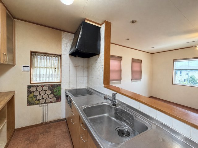 【キッチン】 | 深谷市稲荷町北　中古戸建 | ※掲載写真は一部AI画像加工により、家具・家財等を削除しております。現況と異なる場合は現況を優先とします。
