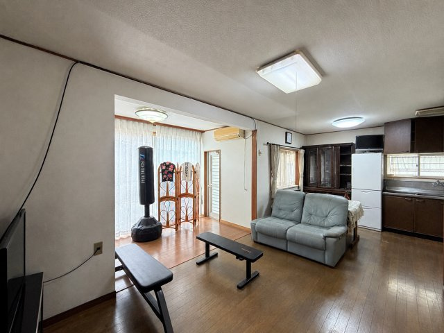 【居間・リビング】 | 深谷市稲荷町北　中古戸建 | 1F
※掲載写真は一部AI画像加工により、家具・家財等を削除しております。現況と異なる場合は現況を優先とします。
