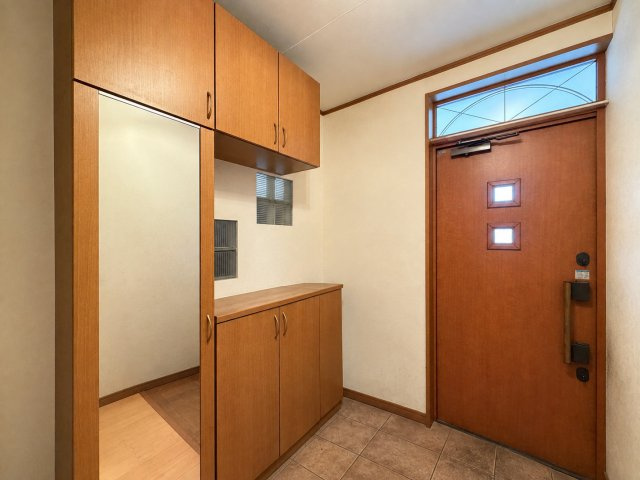 【玄関】 | 深谷市稲荷町北　中古戸建 | ※掲載写真は一部AI画像加工により、家具・家財等を削除しております。現況と異なる場合は現況を優先とします。
