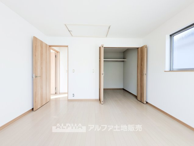 あきる野市野辺　中古住宅の独立洗面台|【Daily Wash】◆使いやすい洗面スペース◆
浴室に隣接した独立洗面スペース。新品の洗面台を備え、朝の身支度から入浴まで使いやすい配置です。