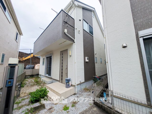 あきる野市野辺　中古住宅の外観|【Welcome Home】◆落ち着きのある戸建住宅◆
JR五日市線「東秋留」駅徒歩約7分。土地146.59平米、建物99.36平米の3LDKで新生活を始められます。