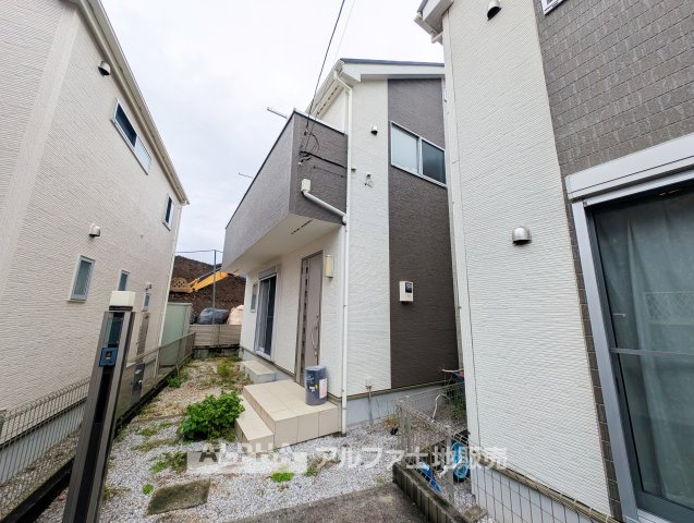 あきる野市野辺　中古住宅の外観|【Family House】◆家族で暮らす3LDK◆
約19帖のLDKと3つの洋室を備えた戸建住宅。縦列3台分の駐車スペースがあり、車を使うご家庭にも便利です。