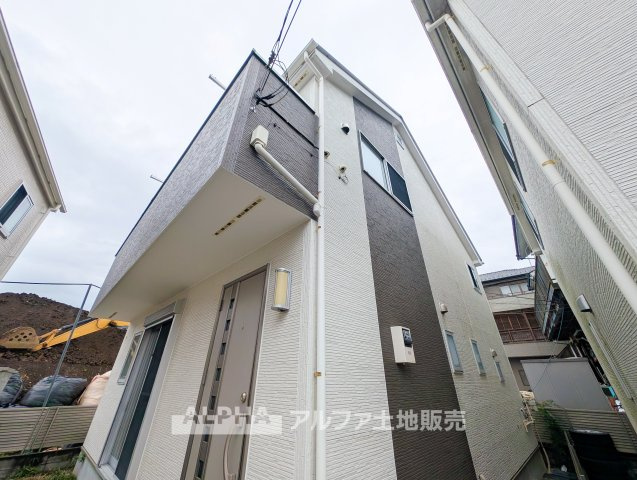あきる野市野辺　中古住宅の外観|【Comfortable Life】◆陽当り良好な住まい◆
東側約4m公道に接した陽当り良好な戸建住宅。落ち着いた住環境で、家族との新しい暮らしを始められます。