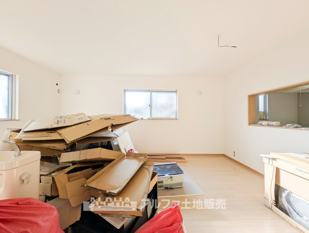 あきる野市野辺　中古住宅の居間・リビング|【Family Gathering】◆家族が集う空間◆会話が弾む食卓も、のんびり過ごす休日も。家族それぞれの時間を大切にしながら、同じ空間で過ごせるリビングです。※残置物撤去予定
