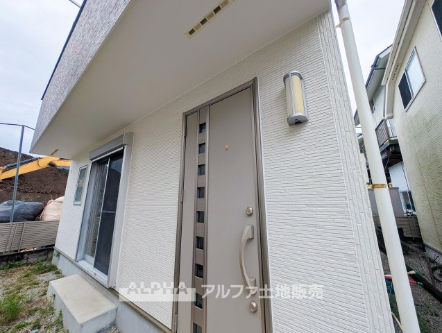 あきる野市野辺　中古住宅の外観|【New Life】◆リフォーム実施の再生住宅◆
クロス張替えやトイレ・洗面台・コンロ交換などを実施。室内を整えてお引渡しする3LDKの再生住宅です。