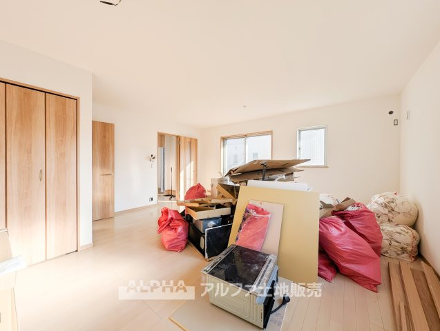 あきる野市野辺　中古住宅の居間・リビング|【Spacious Living】◆約19帖のLDK◆家族が自然と集まる広さを確保したリビング。食事やくつろぎの時間を、それぞれのスタイルで楽しめる住空間です。※残置物撤去予定
