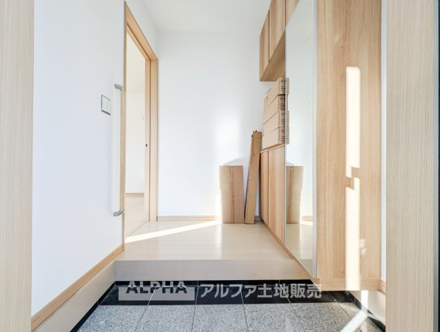 あきる野市野辺　中古住宅の玄関|【Welcome Home】◆毎日を迎える玄関◆外出時も帰宅時も気持ちよく使える住まいの入口。家族や来客を迎える場所として、暮らしの第一印象をつくります。