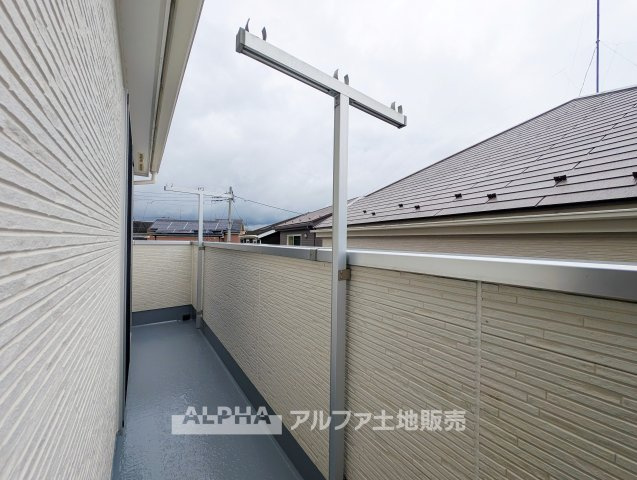 あきる野市野辺　中古住宅のバルコニー|【Balcony Life】◆3室につながるバルコニー◆
2階の洋室3室に面したバルコニー。各居室からアクセスしやすく、洗濯物を干す際にも便利な配置です。