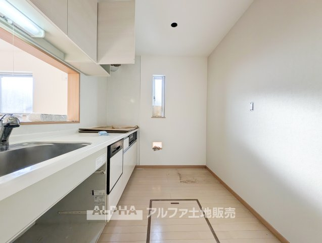 あきる野市野辺　中古住宅のキッチン|【Kitchen Style】◆システムキッチン◆毎日の調理を支える使いやすいキッチンスペース。家族の食事づくりから休日の料理まで、暮らしのさまざまな場面で活躍します。
