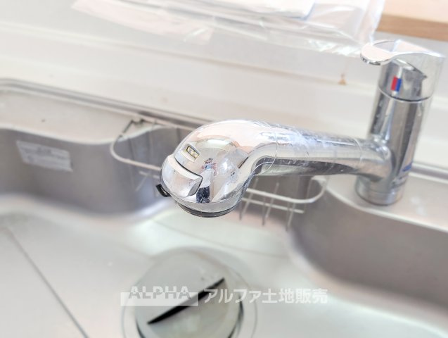あきる野市野辺　中古住宅のキッチン|【Fresh Water】◆浄水器付きキッチン◆飲み水や料理に使う水を手軽に浄水。日々の調理や飲み物の準備など、キッチンでの使い勝手を高める便利な設備です。