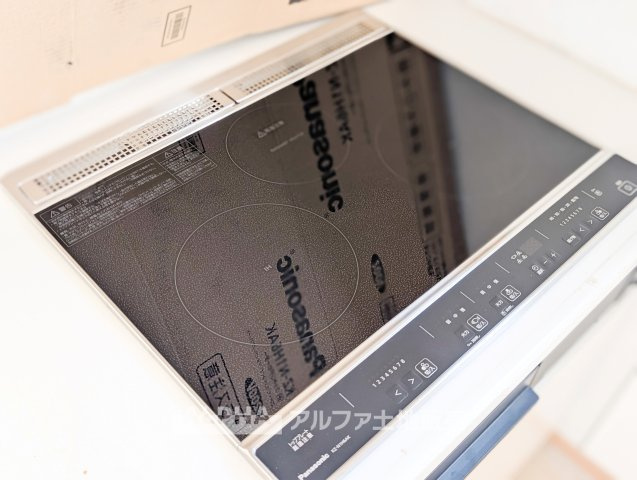あきる野市野辺　中古住宅の浴室|【Smart Cooking】◆IHクッキングヒーター◆火を使わず調理できるIH設備。天板がフラットでお手入れしやすく、日々のキッチン掃除もスムーズに進められます。