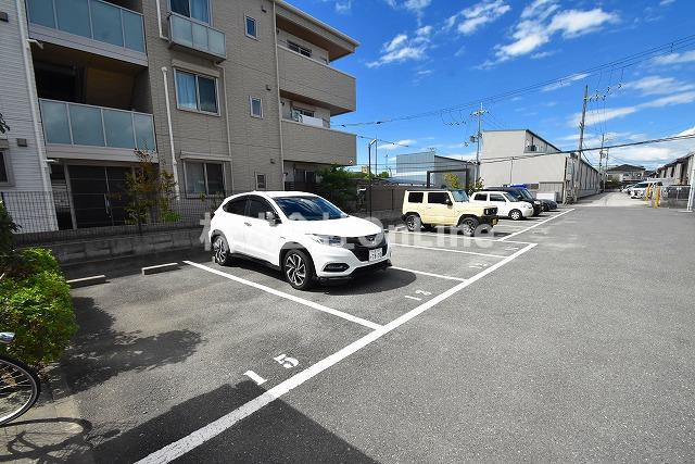 プレジール八尾南の駐車場