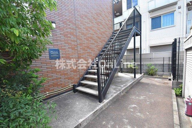 プレジール八尾南のエントランス