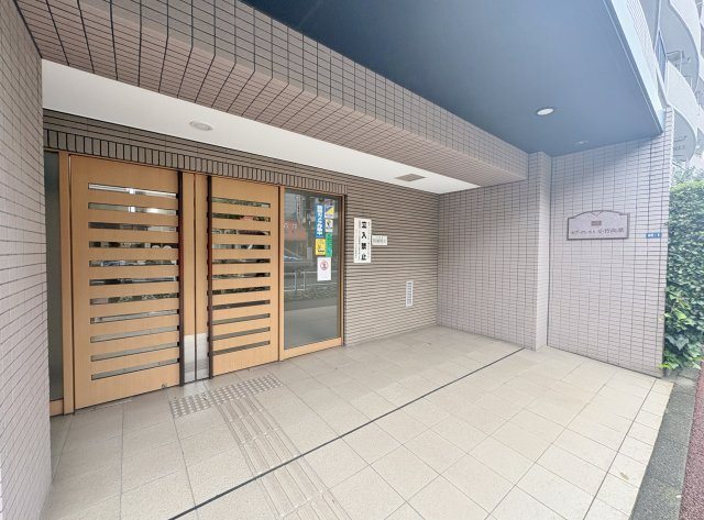 モアクレスト小竹向原の外観|落ち着いた雰囲気のエントランス
エントランス前には歩道があるので小さなお子様も安心です