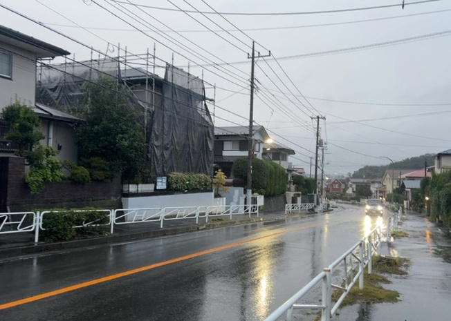 【前面道路含む現地写真】 | 住宅用の土地では前面道路に2m以上接していなければならないと法律で定められています。しかし、お持ちの車のサイズやライフスタイルなどにより、2mでは利便が悪い場合もございますので、事前に確認しましょう。