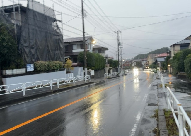 【前面道路含む現地写真】 | 道幅が広い場所は日当たりや風通が良好です。幅が広いのですれ違いも可能ですし大きな車でも駐車可能！一方で、大型車が通ることも多くなるため交通量の増加により騒音に繋がります。また土地の値段が高くなります。
