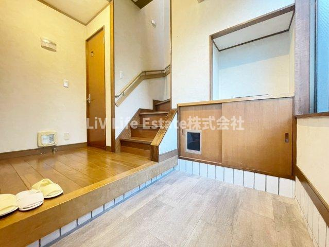 松山1丁目戸建の玄関