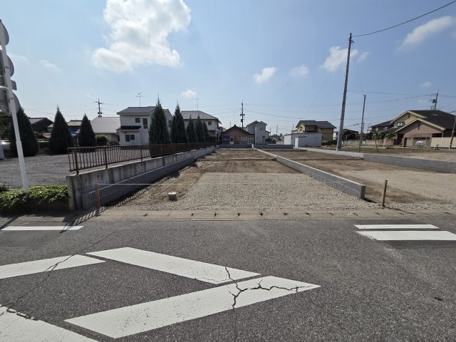 新築　太田市尾島町　2号棟　Blooming Gardenの駐車場|現地写真　駐車は建物北側に3台可能です！うち2台は並列可能！