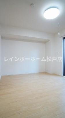 フローレンス松戸の居間・リビング|こちらのリビングで趣味の時間をお楽しみください