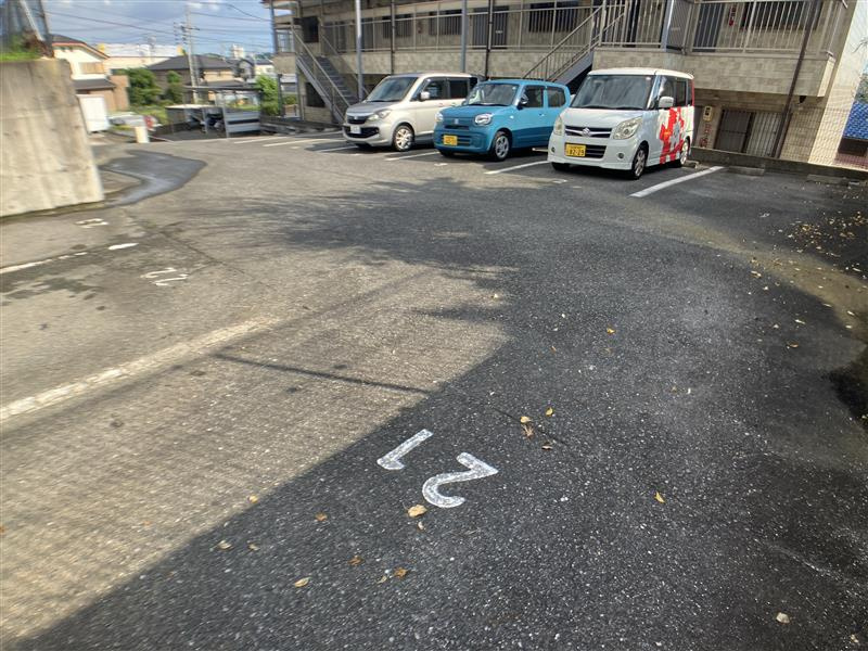 シャンブル榎戸の駐車場
