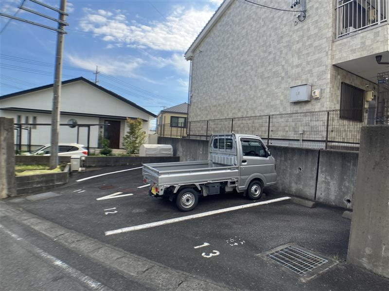 シャンブル榎戸の駐車場