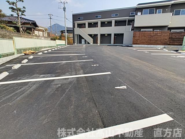 直方市大字頓野のアパートの駐車場