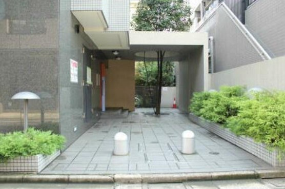中野区弥生町２丁目の賃貸マンションのエントランス