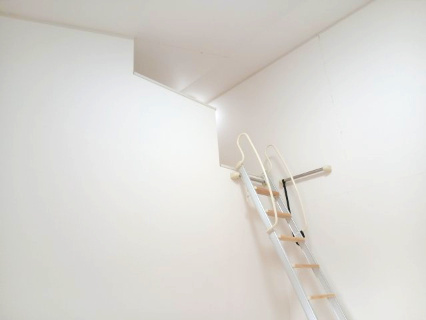 比企郡滑川町月の輪3丁目　中古戸建の洋室|２階洋室（６帖）ロフトへの階段