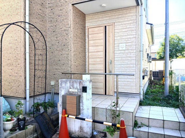 比企郡滑川町月の輪3丁目　中古戸建の玄関