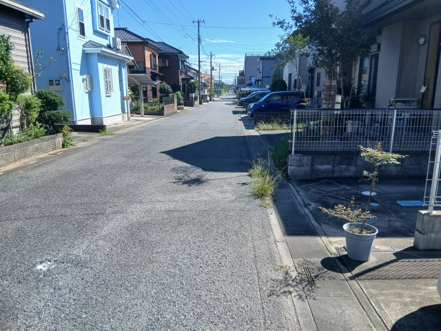 比企郡滑川町月の輪3丁目　中古戸建の前面道路含む現地写真|東側約６m公道に約３ｍ接する