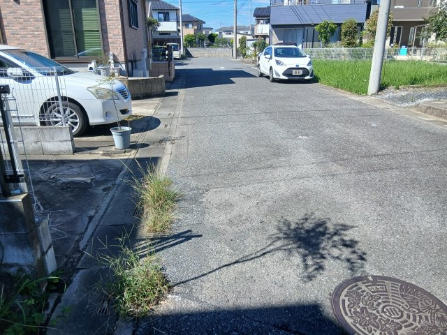 比企郡滑川町月の輪3丁目　中古戸建の前面道路含む現地写真|東側約６m公道に約３ｍ接する