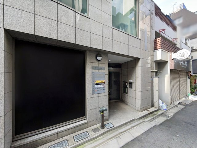 エーワンビルのエントランス