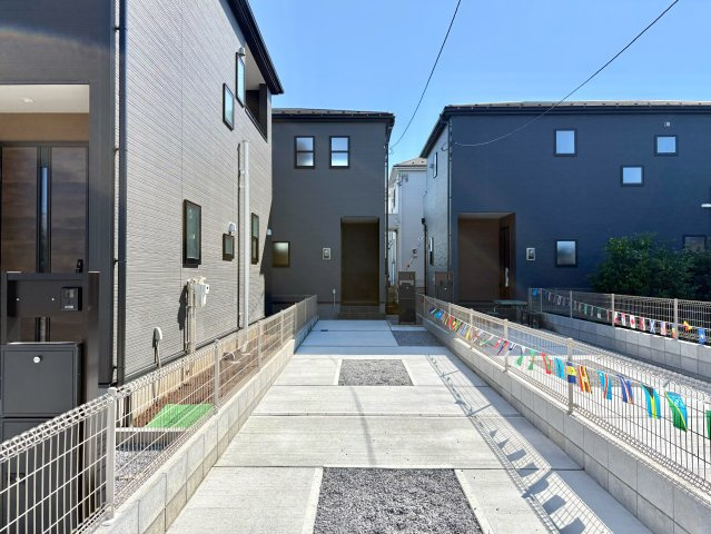 《仲介手数料半額》上尾市平方2期　2号棟の前面道路含む現地写真