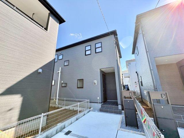 《仲介手数料半額》上尾市平方2期　2号棟の外観|長期優良住宅、全3棟の新築一戸建て。リビング横に居室を備えた人気の間取りで、駐車2台可能。2階にはWICを2ヵ所設け、たくさんのお洋服もすっきり収納できます。