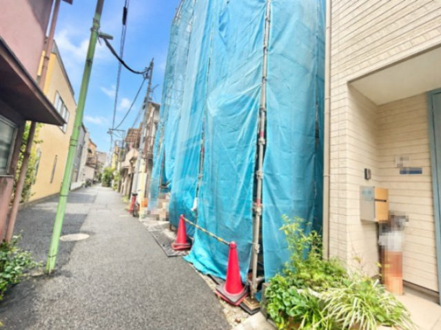北区栄町　新築戸建の前面道路含む現地写真|2026.09.26撮影

現地ご見学希望・資料請求などお気軽にお問い合わせ下さい！
03-5990-5201