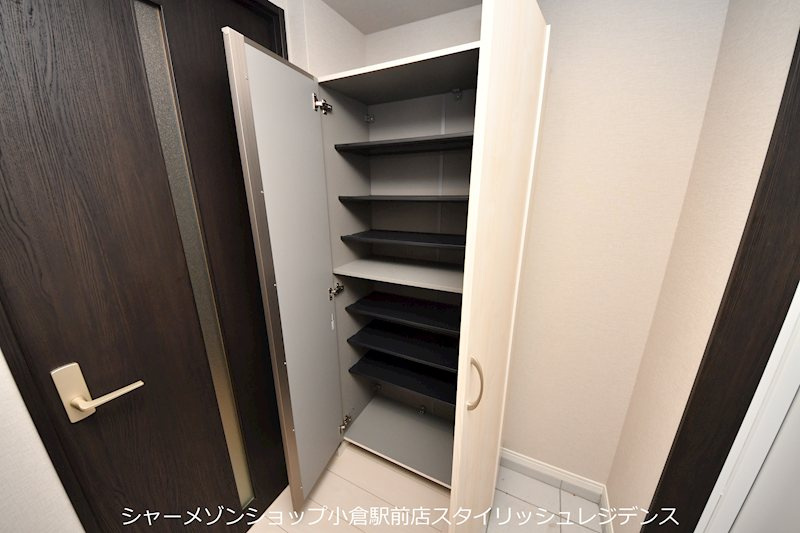 サンシャインタワー三萩野のエントランス
