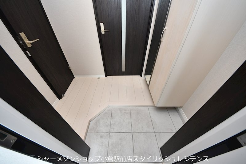 サンシャインタワー三萩野の玄関