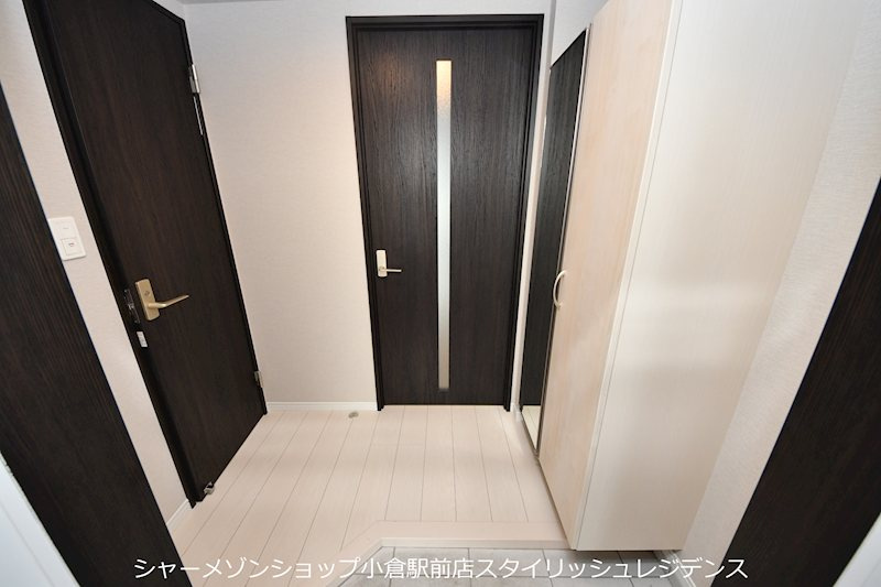 サンシャインタワー三萩野の玄関