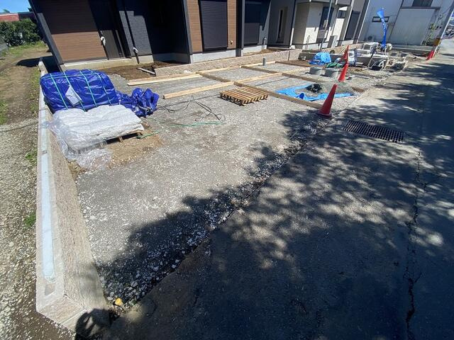 御殿場市川島田の新築一戸建の駐車場|工事中：夫婦それぞれの車に加え、もう１台停められる駐車場。来客時やお子さんの将来の車にも便利です。