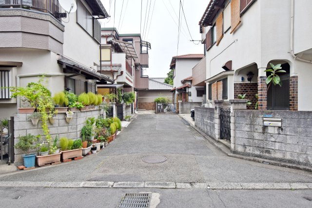 尼崎市水堂町1丁目中古戸建│4LDK+駐車1台可の前面道路含む現地写真|前面道路は西側4.6ｍ私道(位置指定道路)です。