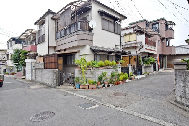 尼崎市水堂町1丁目中古戸建│4LDK+駐車1台可の前面道路含む現地写真|小学校まで徒歩2分、中学校まで徒歩10分の通学も安心の住環境です。
