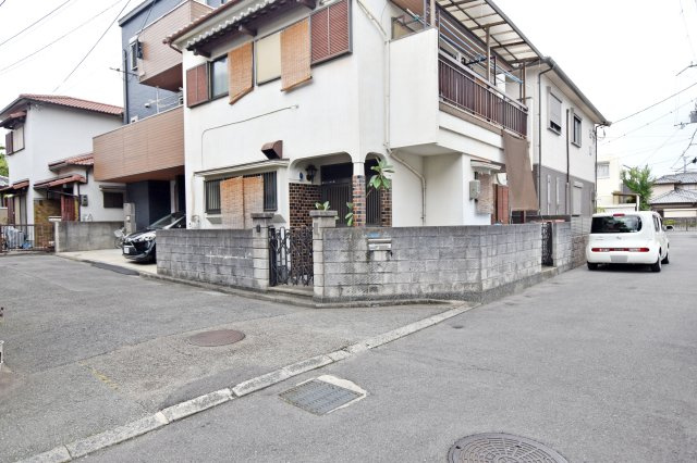 尼崎市水堂町1丁目中古戸建│4LDK+駐車1台可の前面道路含む現地写真|JR「立花」駅徒歩10分で生活に便利な施設が徒歩圏内に充実しています。
