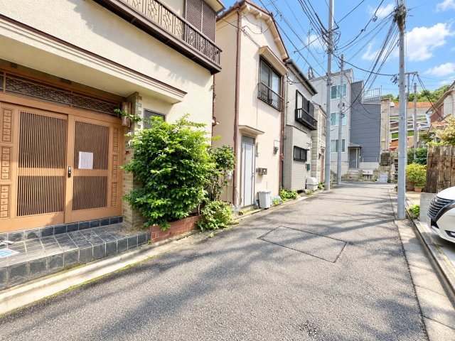 【TOKYO BASE】北区岸町2丁目　建築条件無し売地の前面道路含む現地写真|2026.10.05撮影

現地ご見学希望・資料請求などお気軽にお問い合わせ下さい！
03-5990-5201