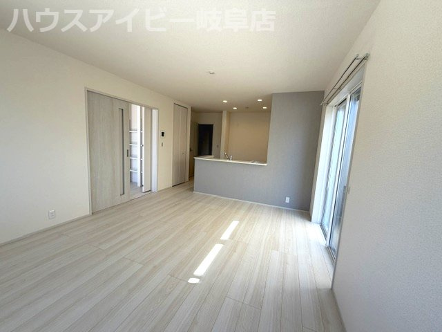 岐阜市東鶉新築建売全5棟！コンパクトサイズの3LDK！価格もお買い求めやすく♪リビングエアコン付き！の居間・リビング|岐阜市東鶉新築建売全5棟！コンパクトサイズの3LDK！価格もお買い求めやすくなってます♪リビングエアコン付き！
