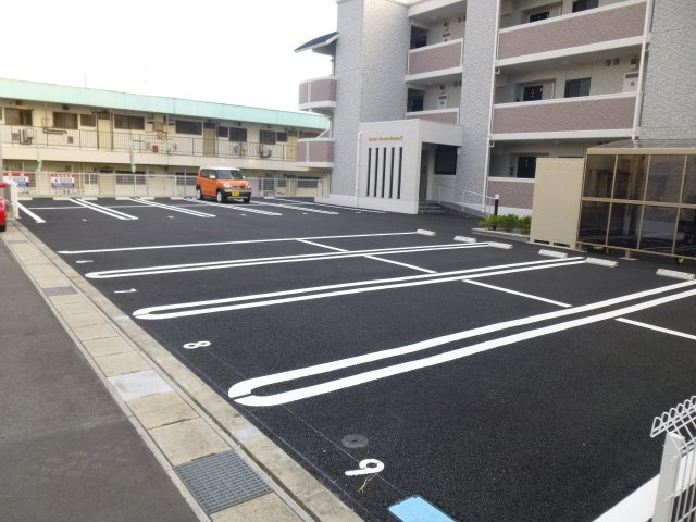 ジュエルモンテレーゼⅢの駐車場