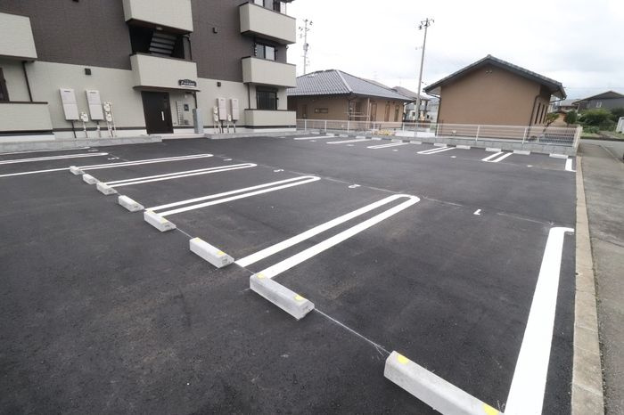 フォーチューンの駐車場